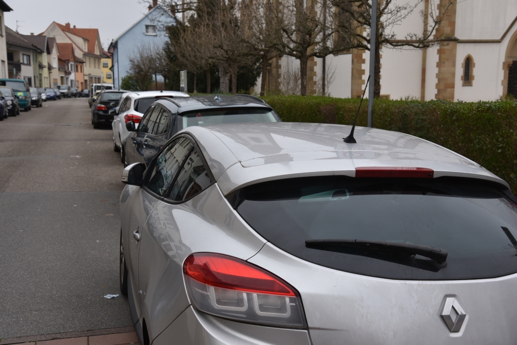 parkende Autos am Straßenrand