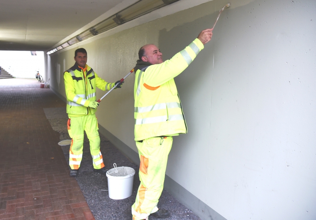 Silviu Falc und Peter Weis vom Bauhof überstreichen in den Bahnhofsunterführungen Schmierereien.