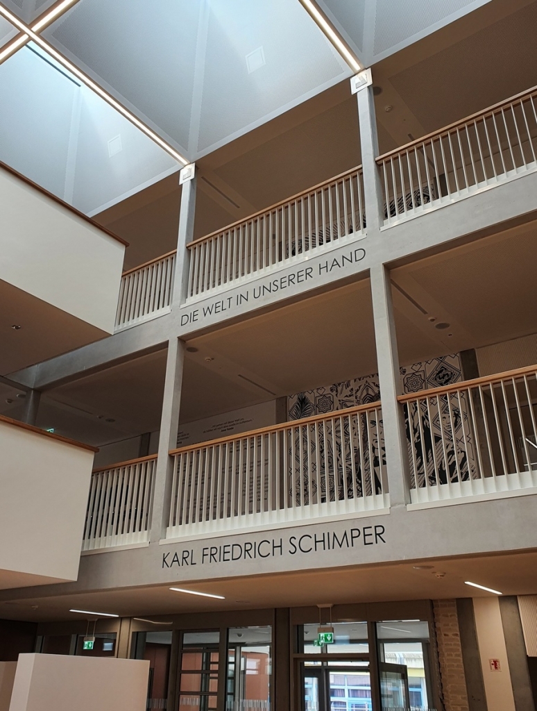 Die Aula mit Blick nach oben.