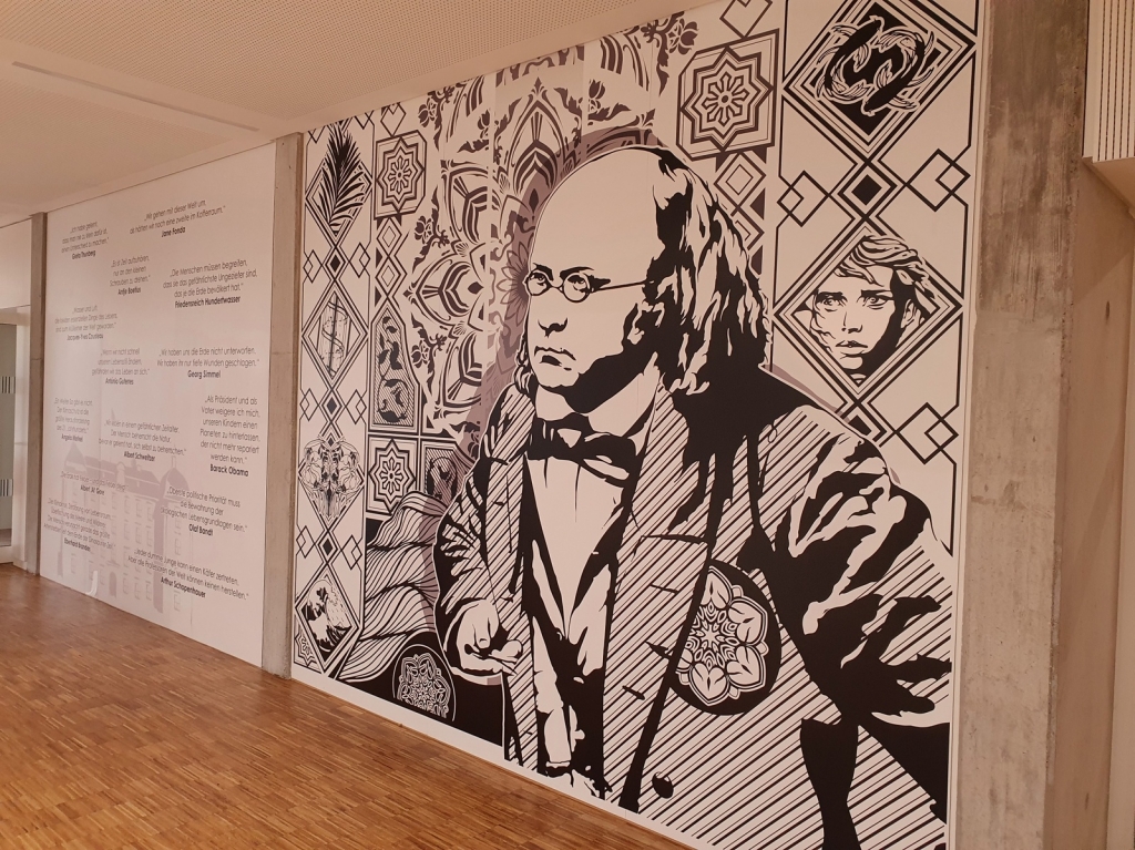 Blick auf eine gestaltete Wand im Innenbereich der Schule.