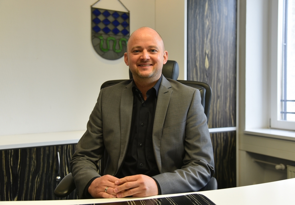 Bürgermeister Pascal Seidel an seinem Schreibtisch