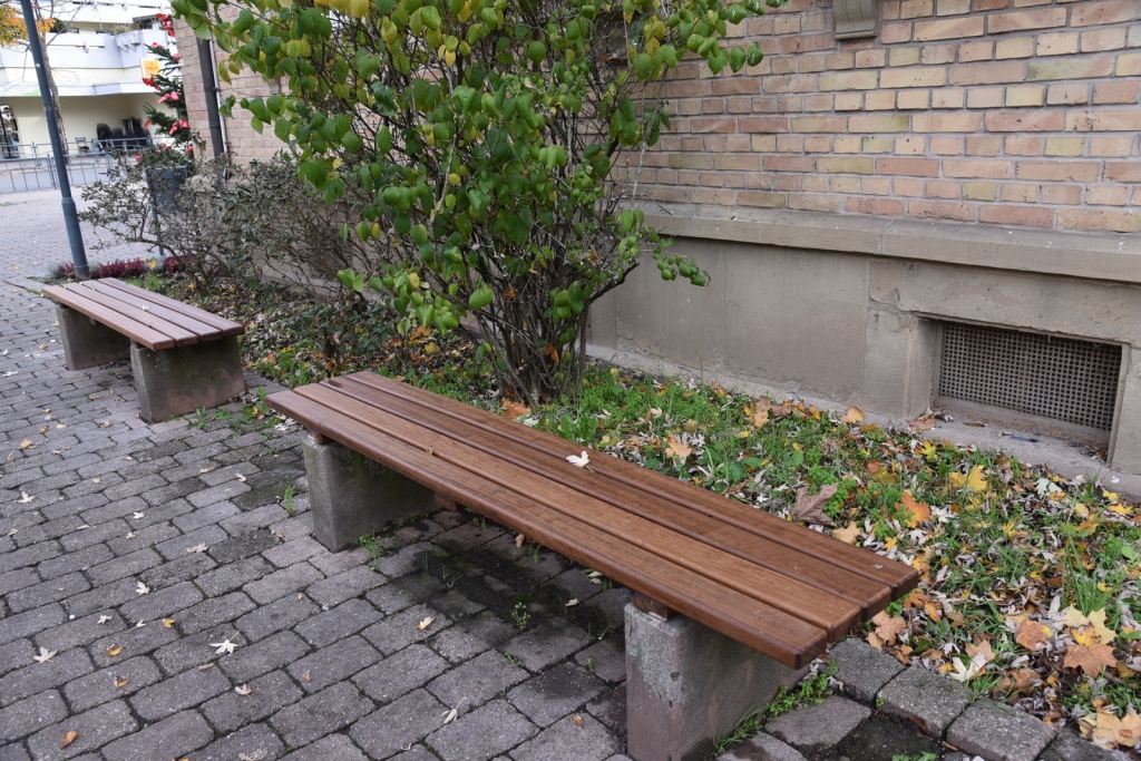 Bänke in Stand gesetzt entlang des alten Schulhauses der Friedrich-Ebert-Schule