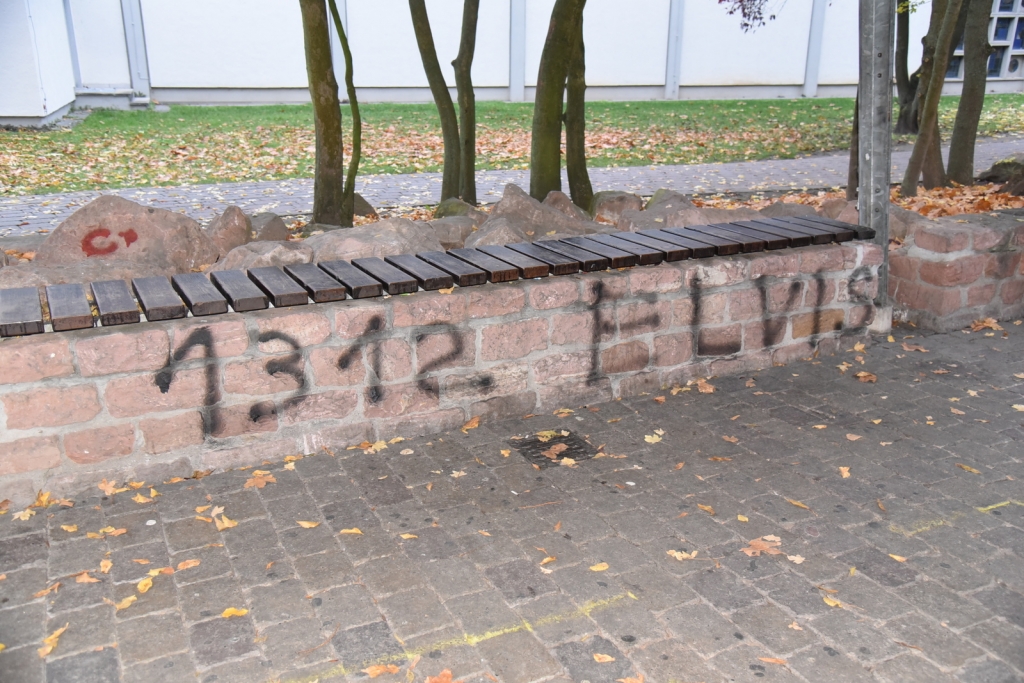 Schmiererei an der Sitzbank der Schule