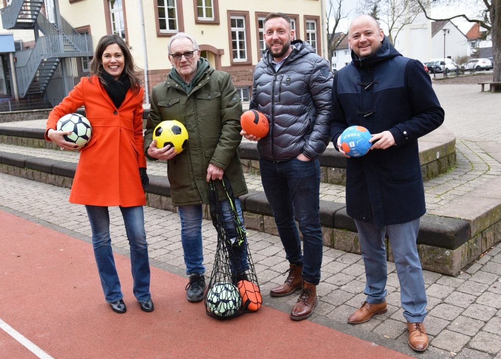 Ballspende an Hort und Kernzeit: v.l.n.r.: Sachgebietsleiterin Schulen Isabel Heider, Karlheinz Alt von der Betreuung, Ballspender Dennis Bürger und Bürgermeister Pascal Seidel