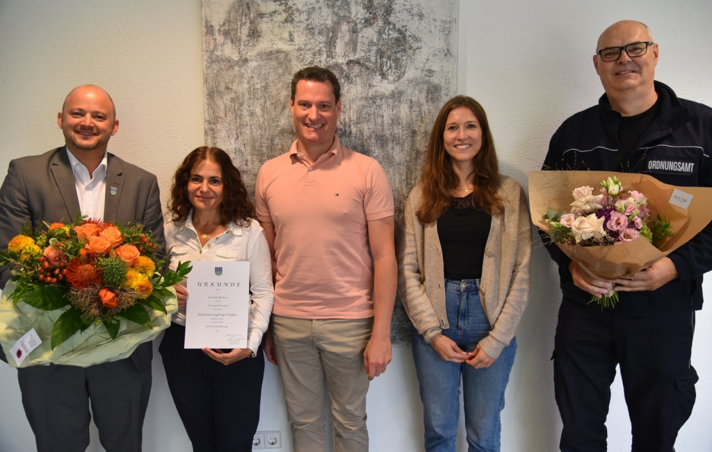 Laura Di Candia erhält für 25 Jahre im öffentlichen Dienst Glückwünsche und Geschenke.