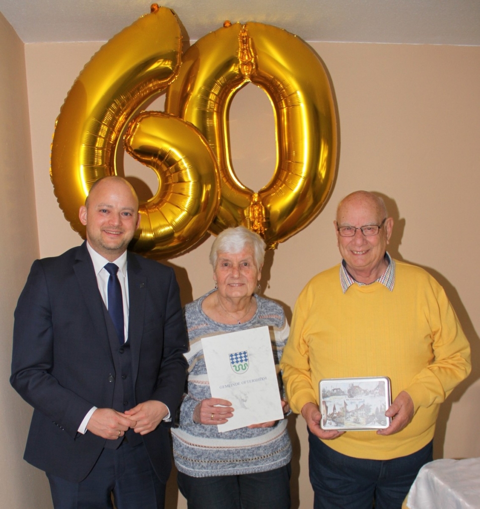 Die Eheleute Kumpf aus Oftersheim feiern Diamantene Hochzeit, Bürgermeister Seidel gratuliert.