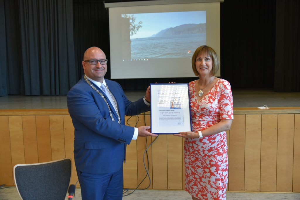 Bürgermeister Jens Geiß ehrt Gemeinderätin Gudrun Wipfiger-Fierdel für 10 Jahre Gemeinderat.