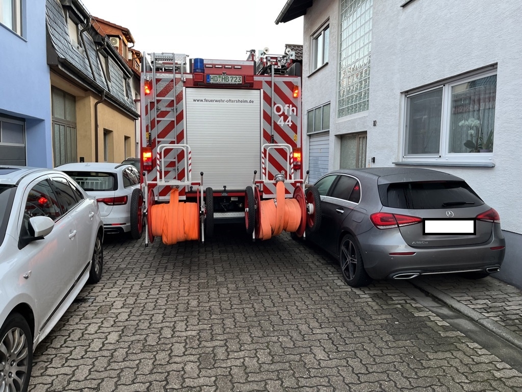 Bei der Durchfahrtskontrolle mit der Feuerwehr wurde es stellenweise sehr eng, wie z.B. in dieser Straße.