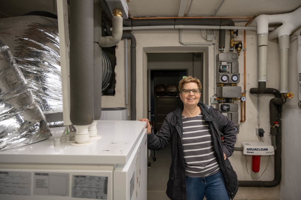 Das Einfamilienhaus in Heidelberg wird vollständig durch eine komplett im Keller untergebrachte Luft-Wasser-Wärmepumpe beheizt. Wärmepumpe und der hydraulische Abgleich wurden durch die BAFA gefördert (Foto: Gülay Keskin)