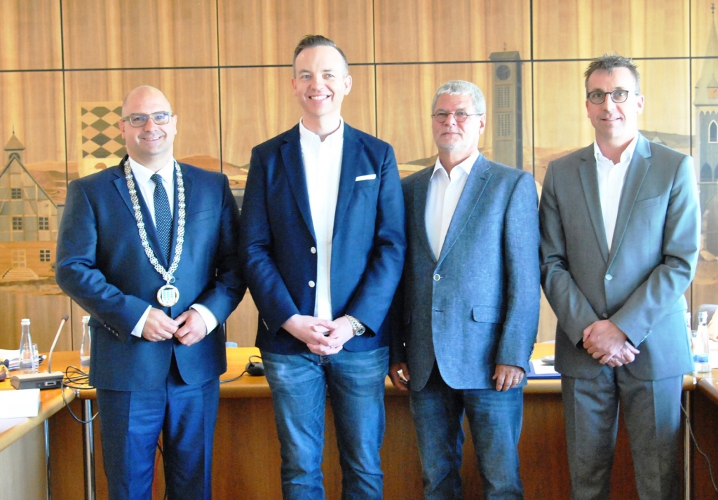 Ehrung 10 Jahre Gemeinderat vlnr: Bgm J.Geiß, Prof.Dr. J.Wagenblast, P.Pristl, Dr. St.Zipf.JPG