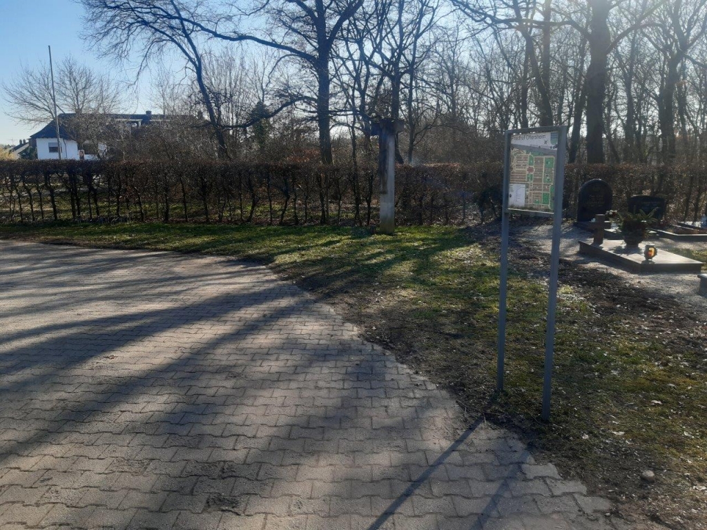 Friedhofseingang: So sah es vorher aus (Rasenfläche)
