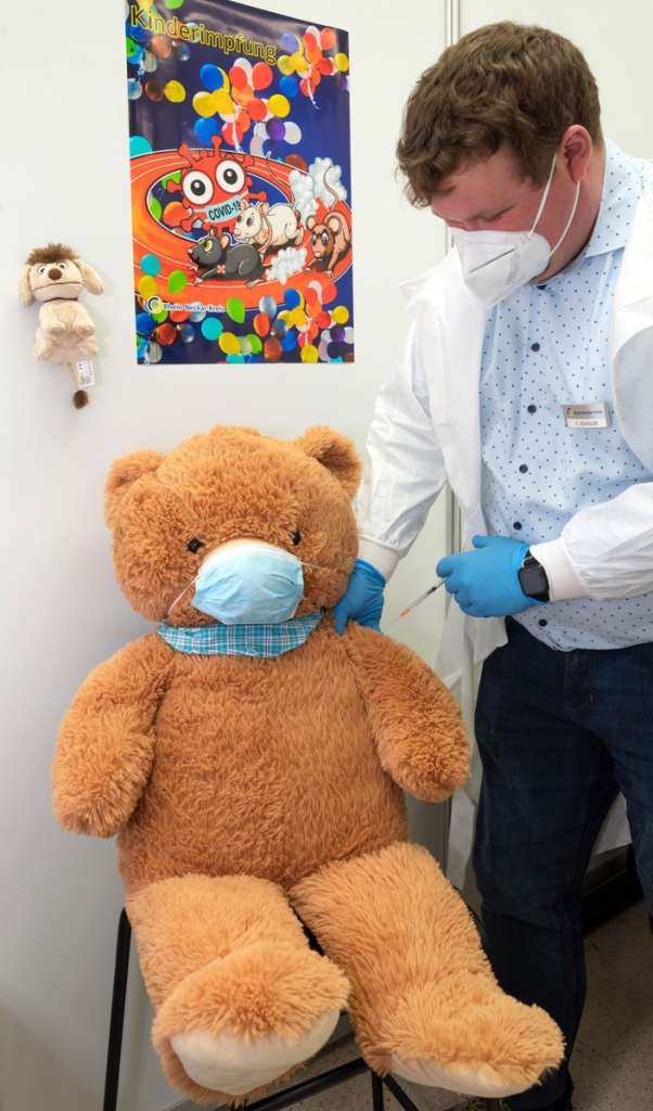 In den Impfstützpunkten Rhein-Neckar und Sinsheim starten die ersten Impfungen gegen COVID-19 von Kindern ab fünf Jahren. Dazu wurden die Impfkabinen kinderfreundlich eingerichtet und ein separater Wartebereich geschaffen. Christoph Schulze (ärztlicher Leiter Impfen) probte bereits mit einem Teddybären. (Quelle: Landratsamt Rhein-Neckar-Kreis)