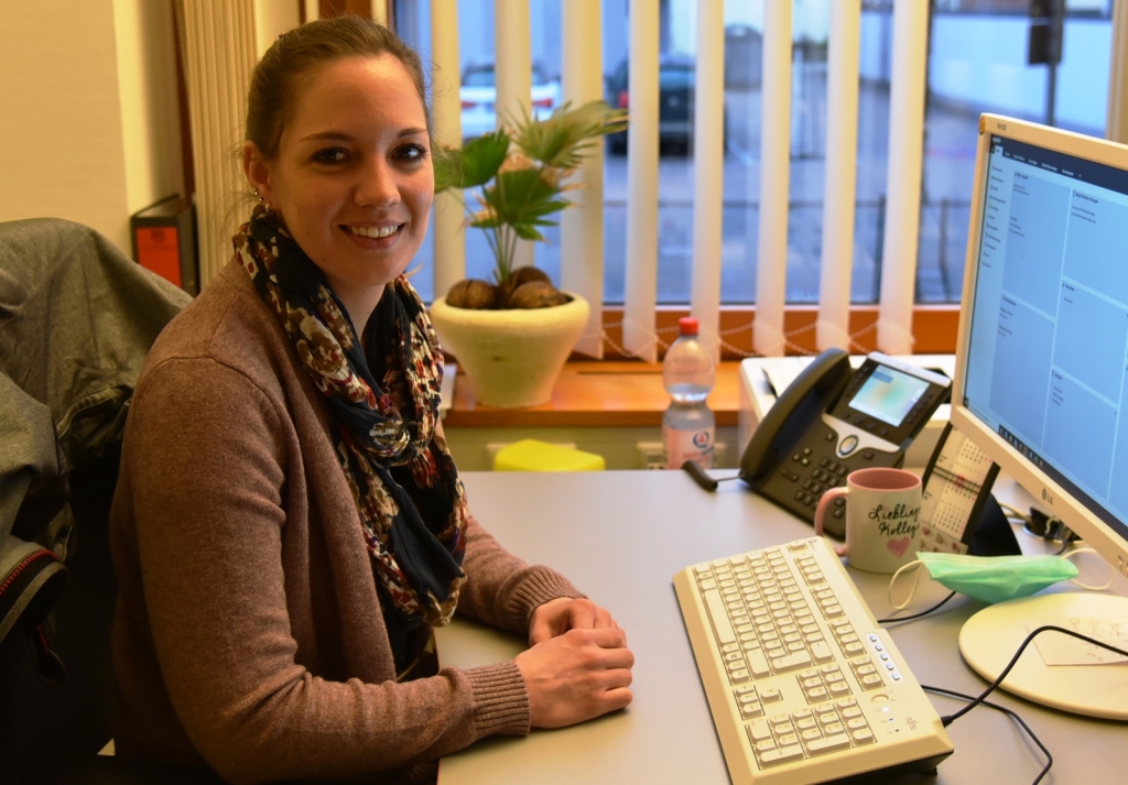 Tina Schmitt ist neu im Rathaus, sie arbeitet im Ordnungsamt.