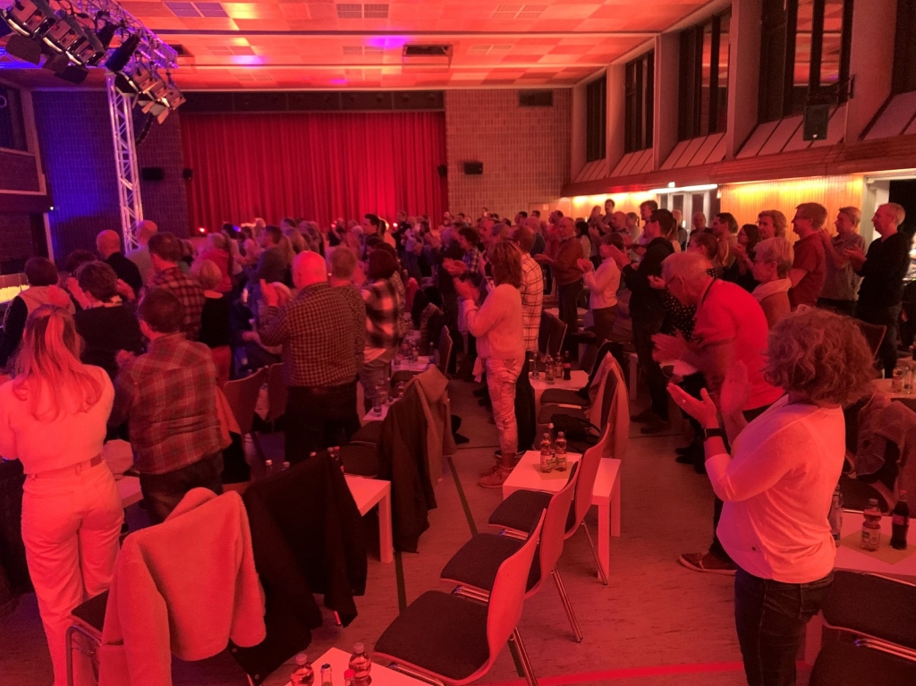 Am Ende applaudierte das Publikum stehend. 