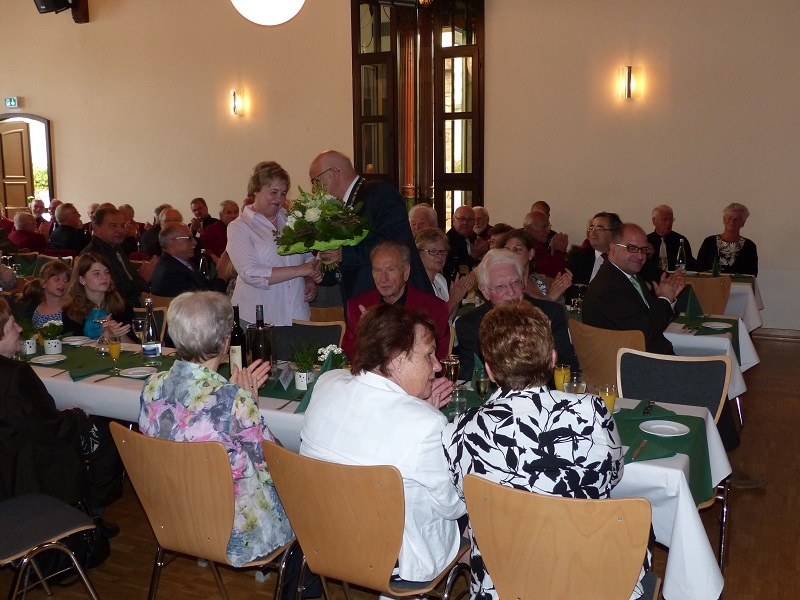 Helmut Baust gratuliert Frau Pfister