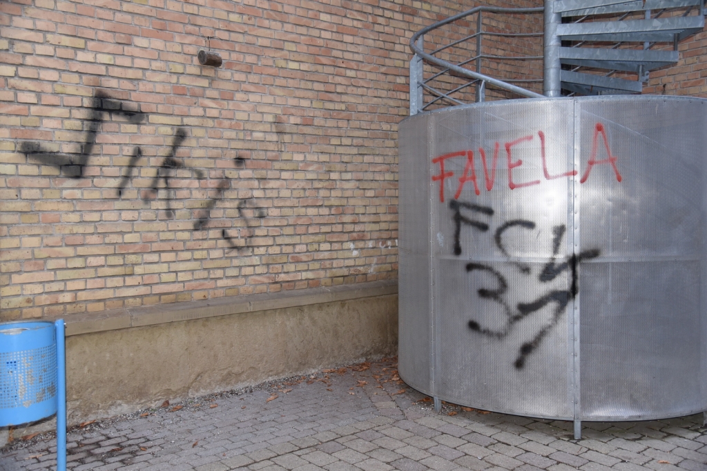 Schmiererei an der Rettungstreppe der Schule