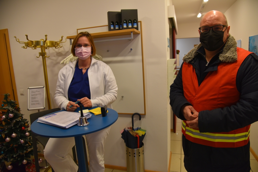 Bürgermeister Jens Geiß stattete auch Dr. Susanne Laupichler einen Besuch ab. Sie hatte am gleichen Tag eine Impfaktion.