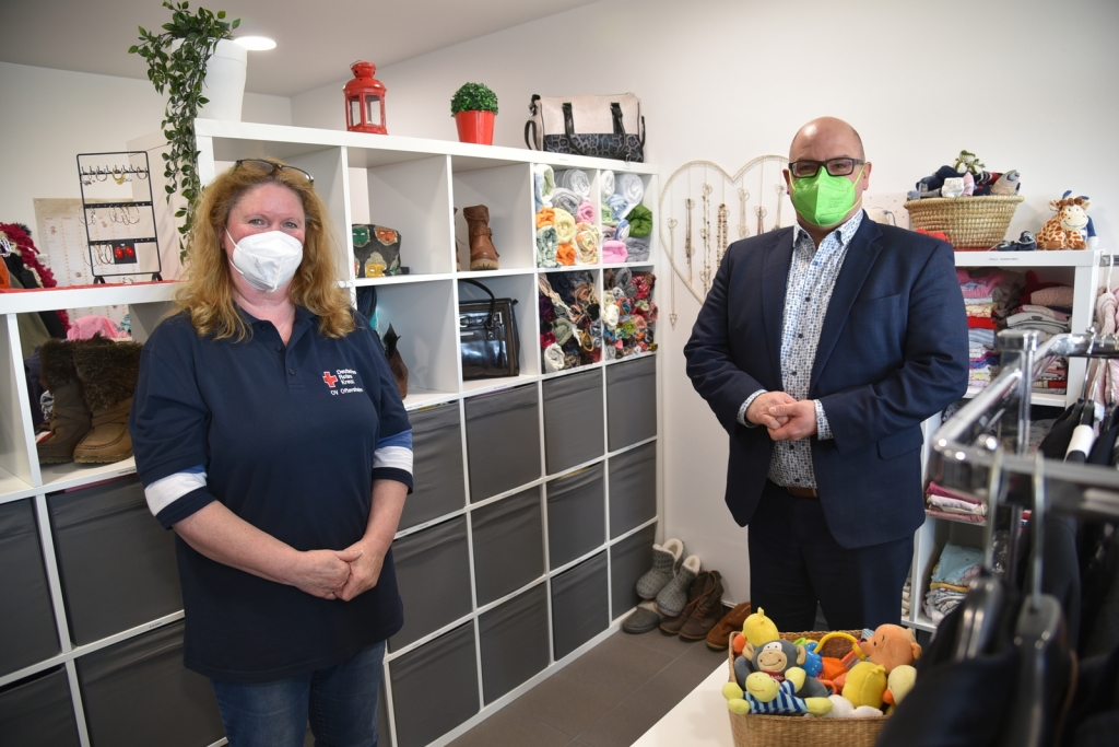 Bürgermeister Jens Geiß stattete der neuen Kleiderstube des DKR im Rettungszentrum und der Leiterin Jutta Gerstel-Gashi einen Besuch ab.