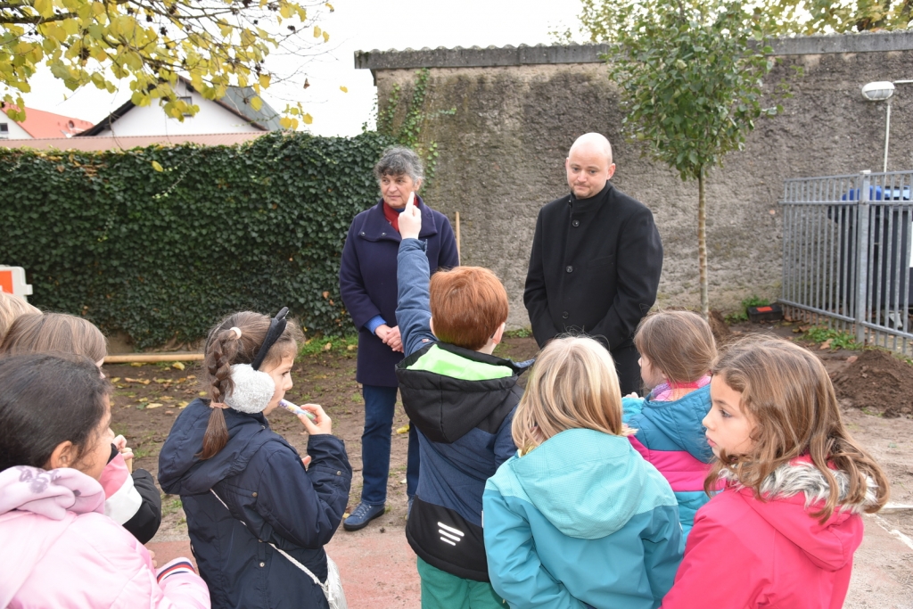 Ein Apfelbaum auf dem Schulhof: Kommissarische Schulleiterin Ines Hieltscher, Bürgermeister Pascal Seidel mit Schulkindern
