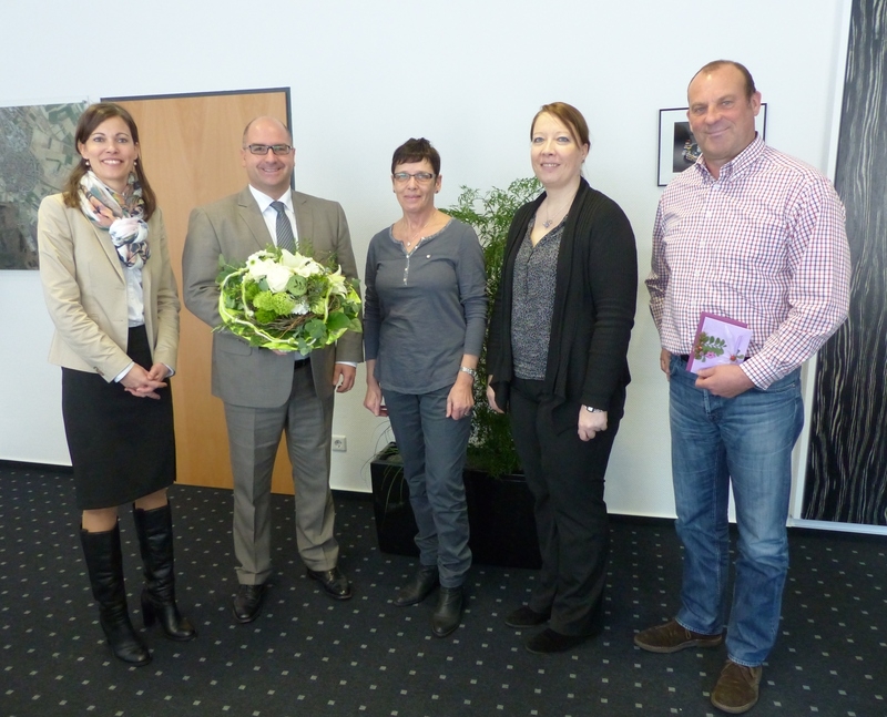 vlnr: Isabel Heider, Bürgermeister Jens Geiß, Christina Bolzmann, Mirjam Beckmann, Thomas Kobbert