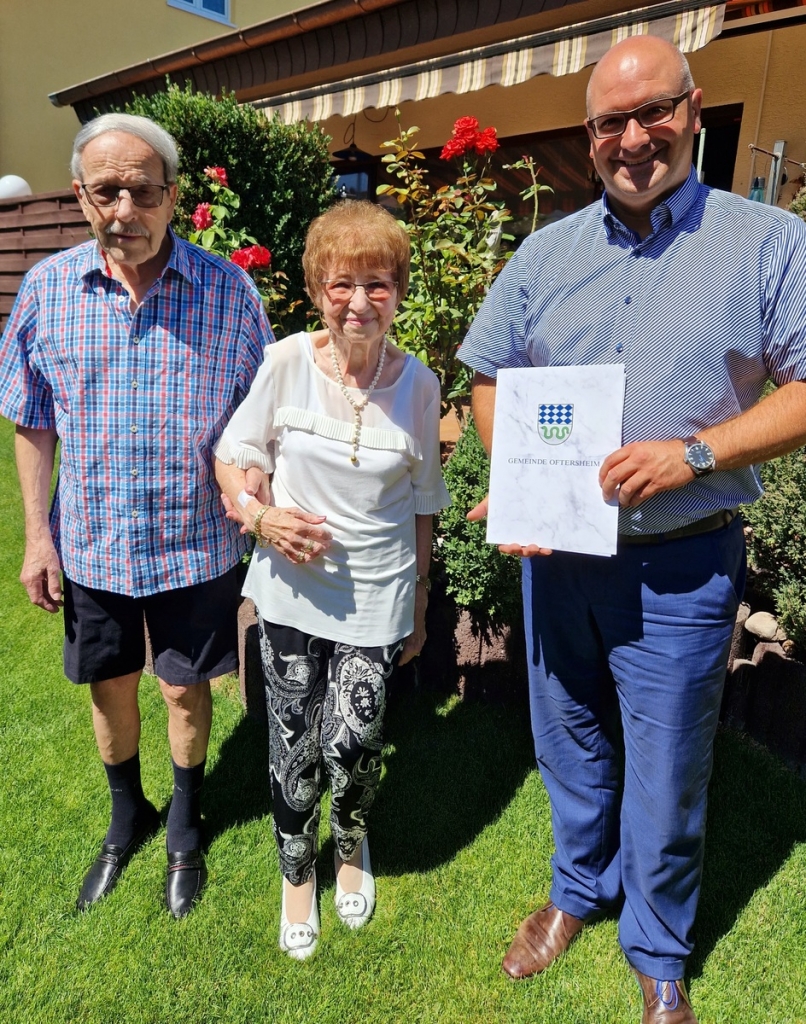Bürgermeister Jens Geiß (r.) gratulierte dem Ehepaar Kuppelmaier anlässlich ihrer Gnadenhochzeit (Foto: Gemeinde).