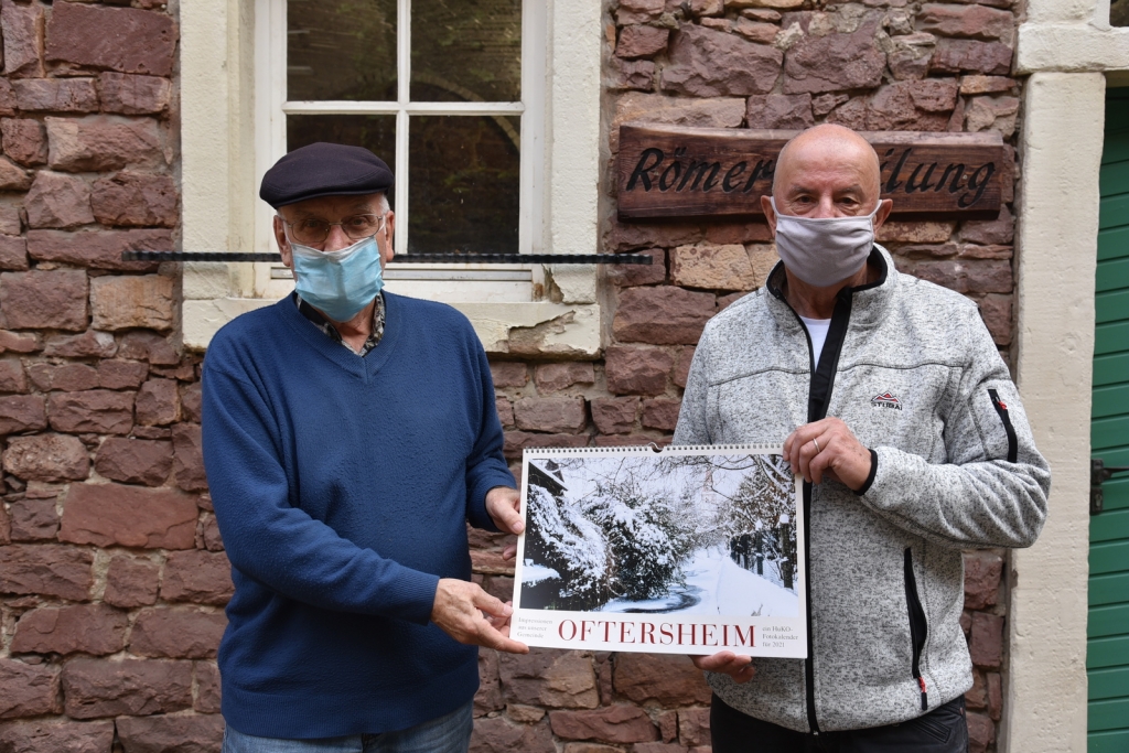 Wolfgang Deinert und Dieter Burkard präsentieren den neuen HuKO Jahreskalender. 