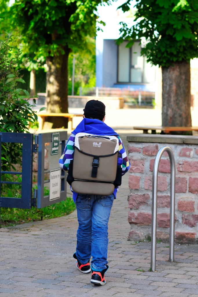 Schulkind auf dem Weg zur Schule