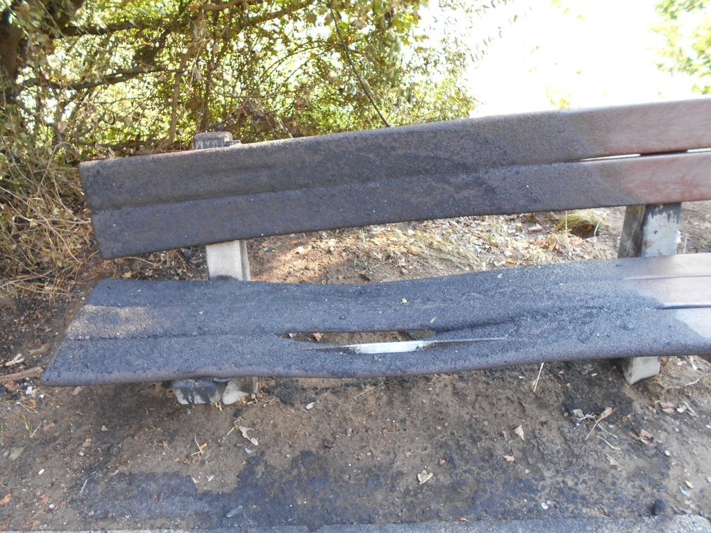 angebrannte Sitzbank bei Skateranlage.JPG