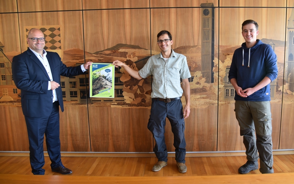 Vlnr: Bürgermeister Jens Geiß, Forstbezirksleiter Philipp Schweigler, Waldpädagoge Christopher Schierk