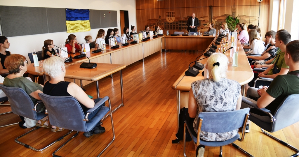 Die Kinder und Jugendlichen aus dem ukrainischen Kozelets werden im Rathaus u.a. von Bürgermeister Pascal Seidel begrüßt.