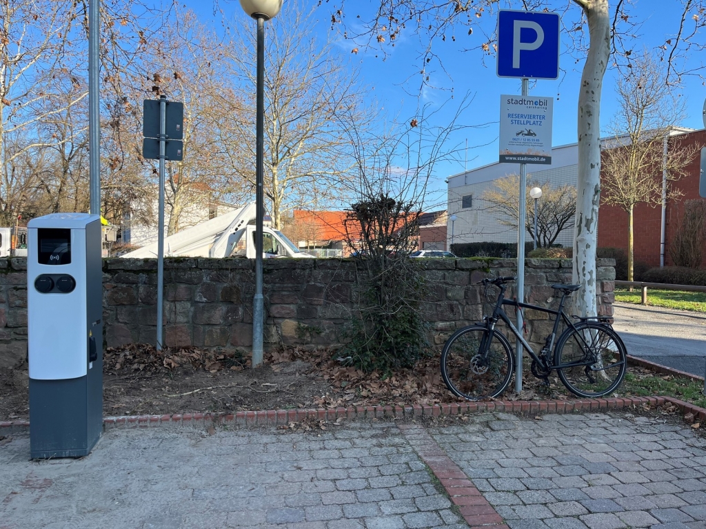 Die neue Ladesäule in der Freiherr vom Stein Straße