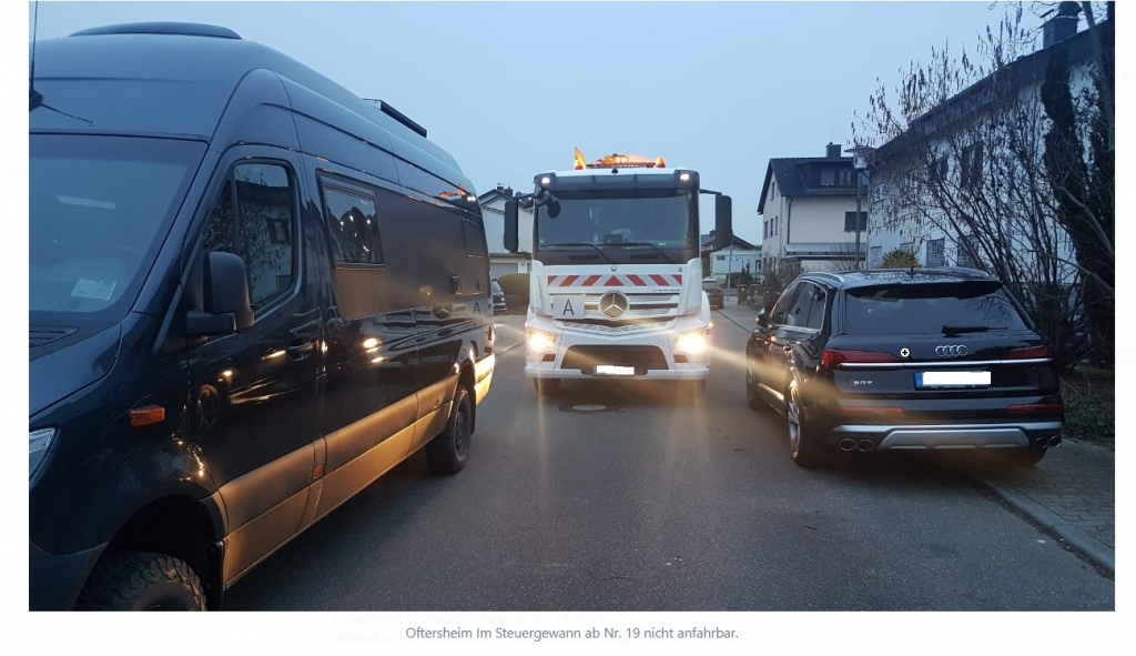 Ein Müllfahrzeug kommt nicht zwischen zwei gegenüber stehenden Fahrzeugen durch. Foto: AVR Kommunal.
