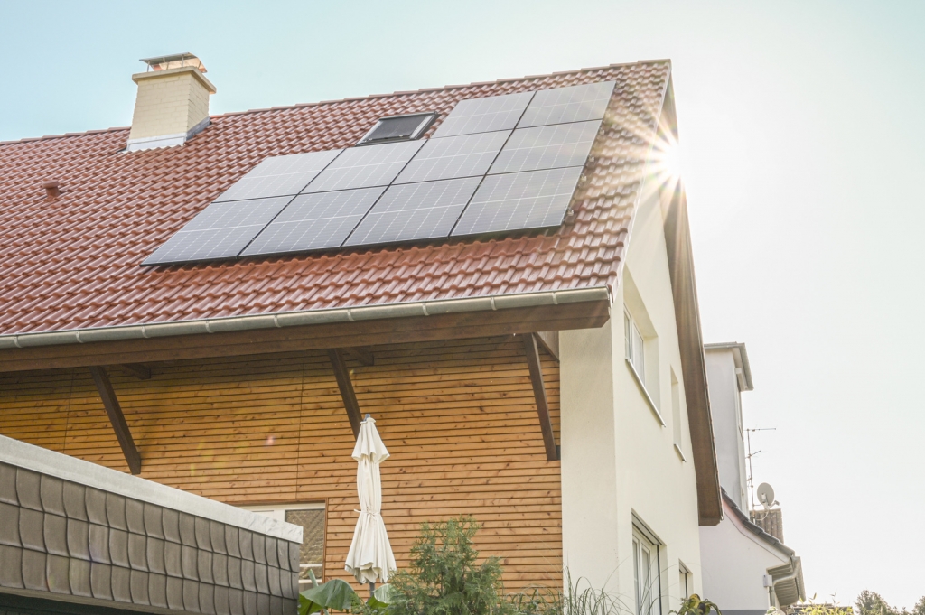 Eine PV-Anlage auf einem Hausdach. Bildnachweis: Gülay Keskin