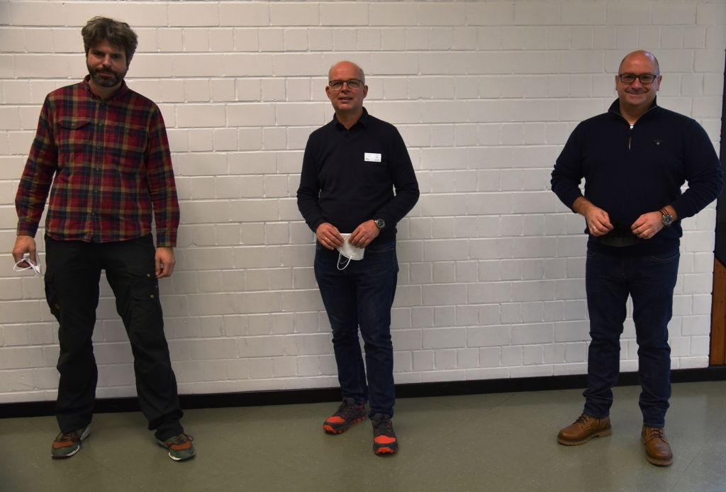 vlnr: Simon Stelgens vom Verein Lebendiges Oftersheim, der Impfstoff-Organisator Dr. Christian Hofstetter, Bürgermeister Jens Geiß