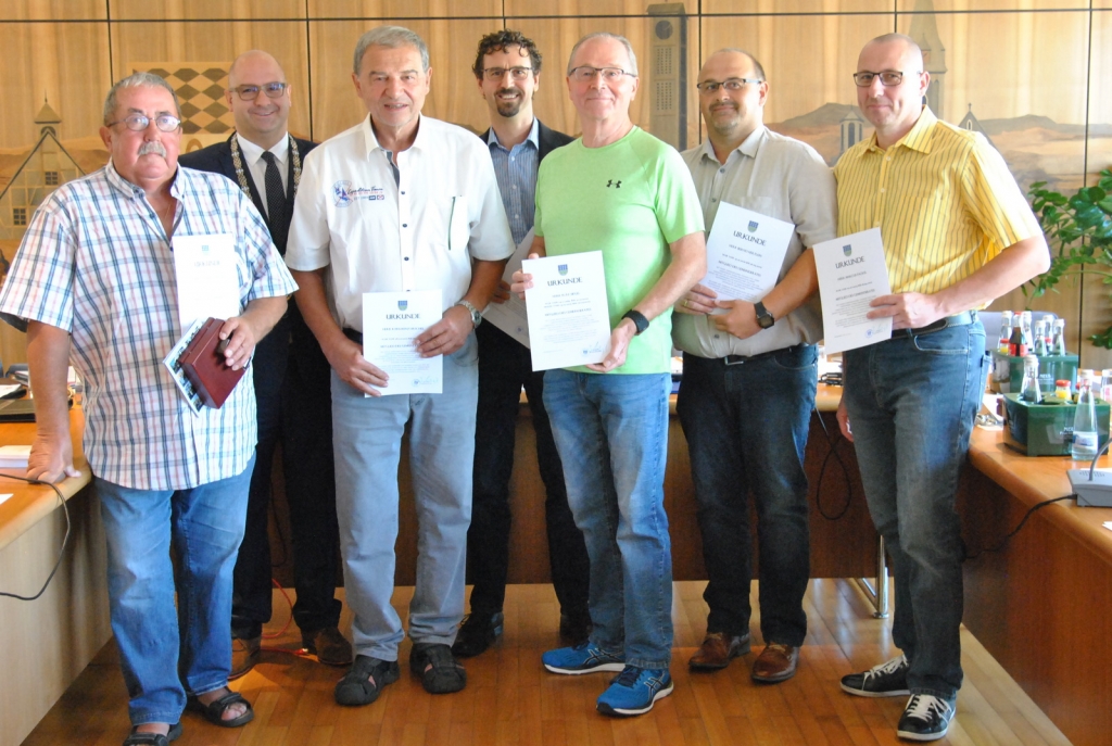 Verabschiedung ausscheidender Gemeinderäte vlnr: Schnabel, Bgm Geiß, Urschel, Dr.Ober, Siegel, Hertlein, Fackel.JPG