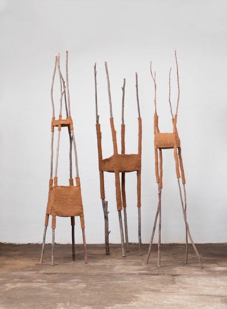 Kunstwerk von Elisabeth Kamps im Ladenburger Kreisarchiv (pull over, 2014, Holz, Kokosfasermatten, genäht, 250 cm hoch). Quelle: Landratsamt Rhein-Neckar-Kreis