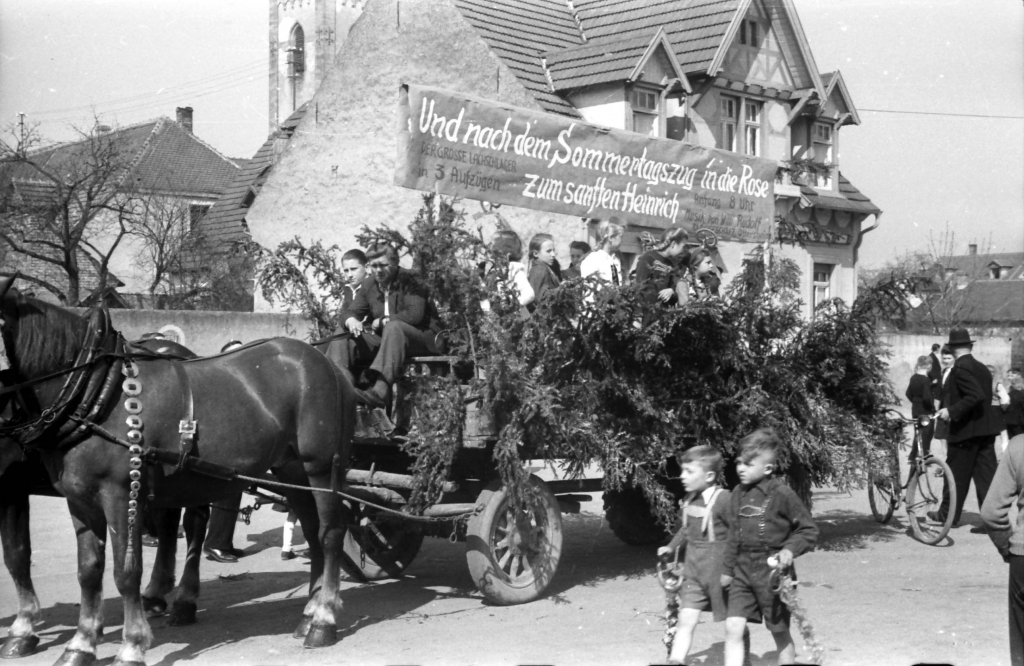Historische Aufnahme vom Sommertagszug Oftersheim, eventuell um 1950