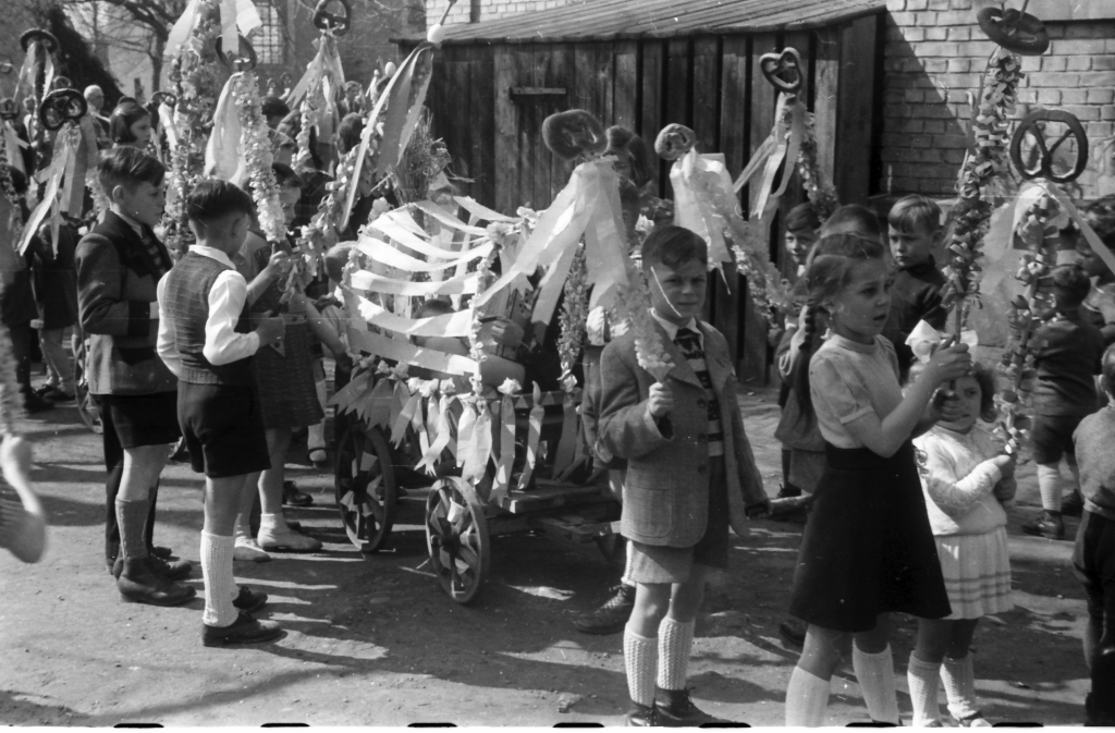 Historische Aufnahme vom Sommertagszug Oftersheim, eventuell um 1950