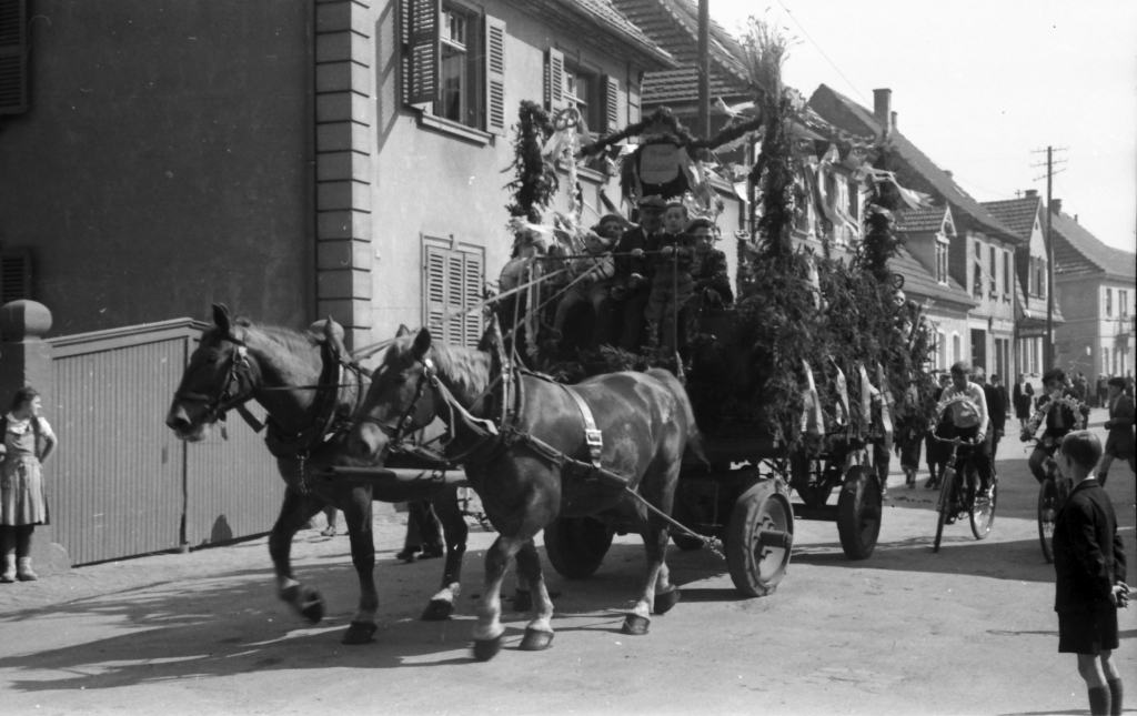 Historische Aufnahme vom Sommertagszug Oftersheim, eventuell um 1950