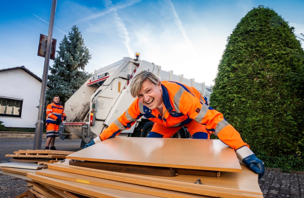 Nach vorheriger Anmeldung werden Sperrmüll/Altholz, Elektrogeräte/Metallschrott, Alttextilien/Schuhe und Grünschnitt direkt vor dem Grundstück abgeholt.  Foto: AVR kommunal