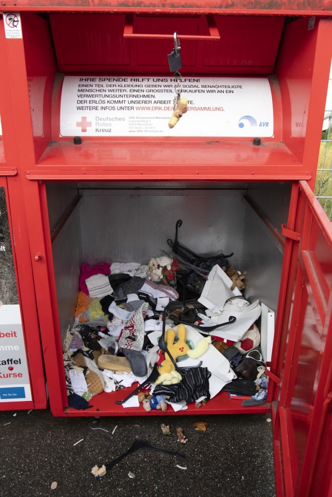 Altkleidercontainer mit Müll gefüllt und nicht mit Altkleidern. Foto: AVR