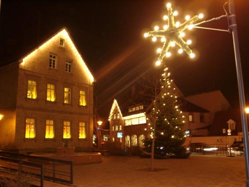 Altes Schulhaus mit Weihnachtsbeleuchtung