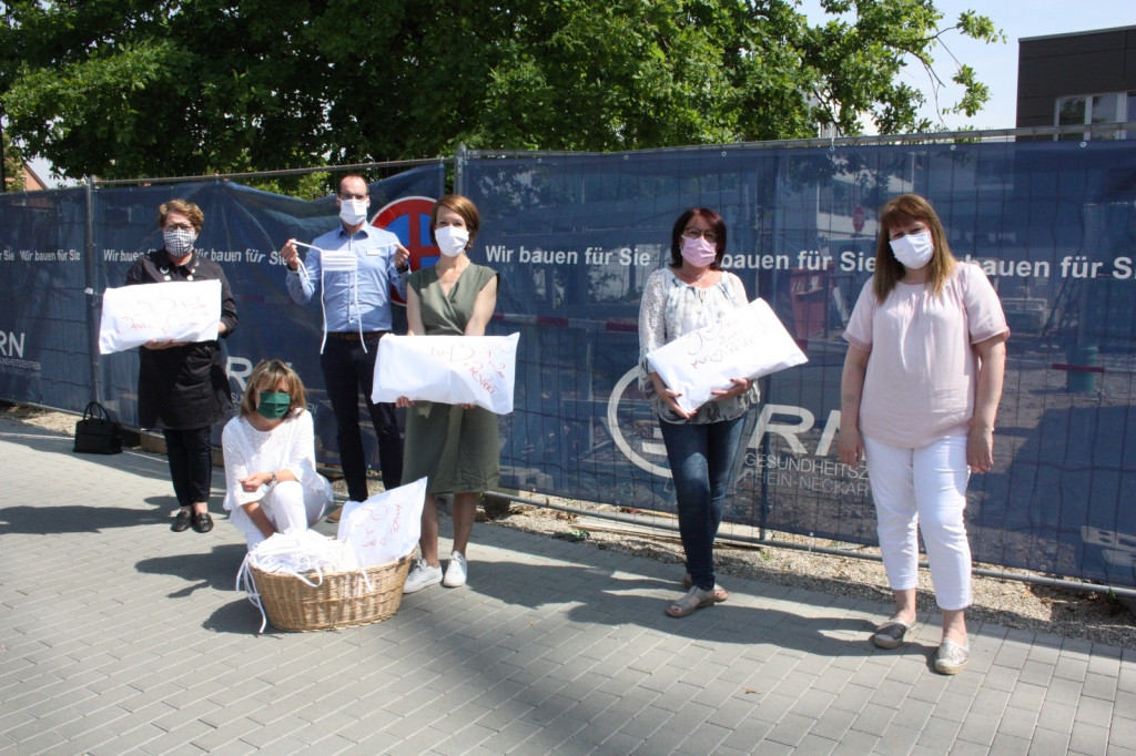 Ein erfreuliches Highlight inmitten der Corona-Krise: Übergabe der Stoffmasken vor der GRN-Klinik Schwetzingen (v.l.n.r.): Petra van Doorn, Nadja Albert-Neubert, Christoph Tröscher, Katharina Elbs, Bettina Möltgen und Heike Schottek. (Foto: GRN)