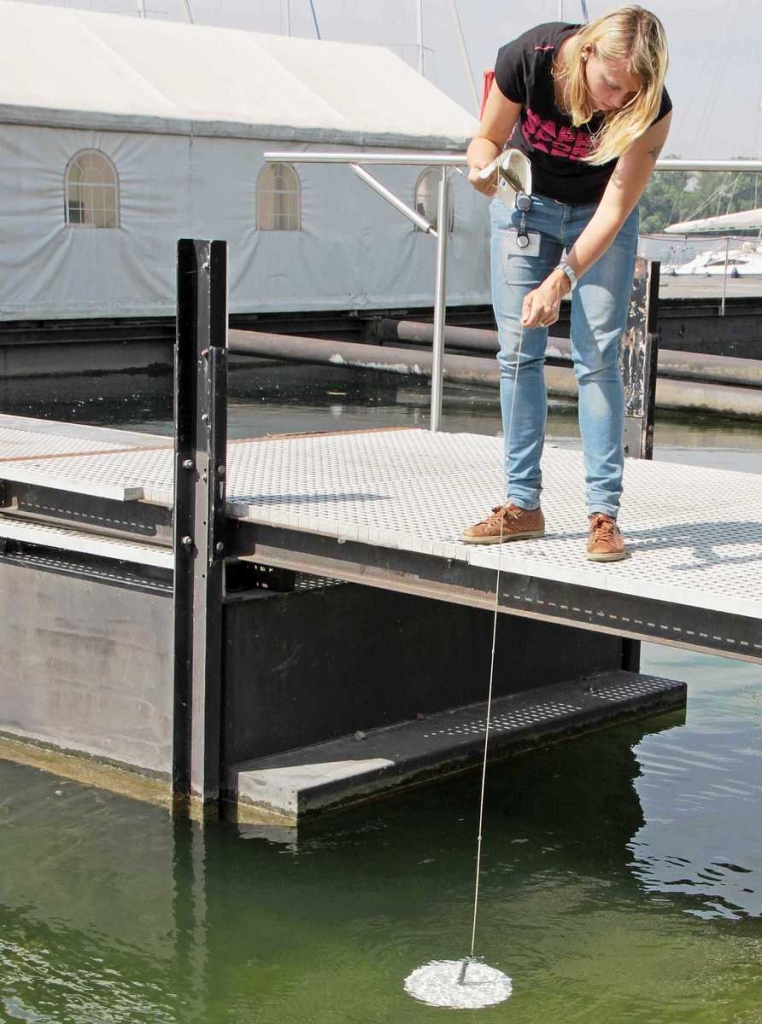 Messung der Sichttiefe. Bild: Landratsamt Rhein-Neckar-Kreis