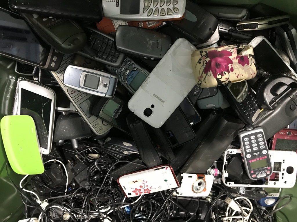 Die AVR Kommunal hat ausrangierte Handys gesammelt - die Aktion sei ein voller Erfolg gewesen. Foto: AVR 