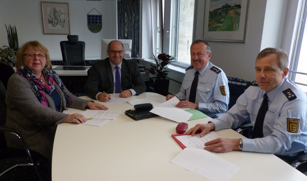 Polizeistatistik/vlnr: Christa Wirtz, Bürgermeister Jens Geiß, Hubert Böllinger, Burghard Lück
