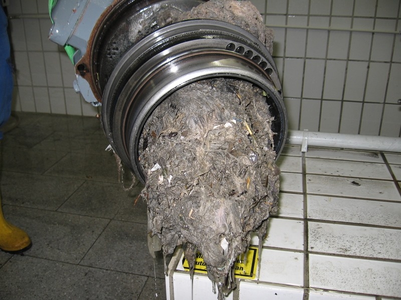 Verzopfung in einer der Pumpen der Kläranlage Wiesloch (Foto: Abwasser- und Hochwasserschutzverband Wiesloch)