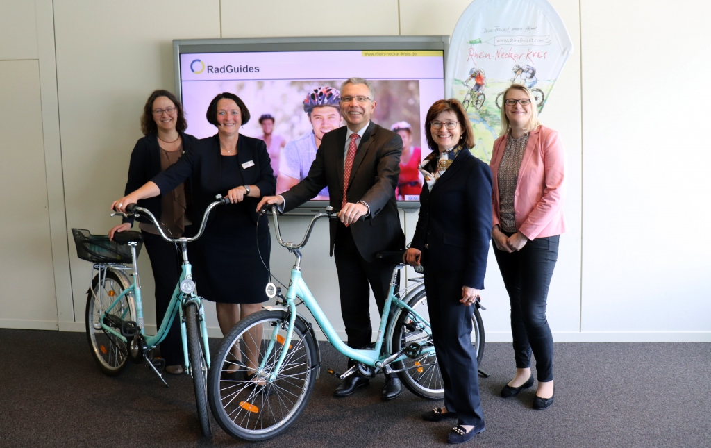 Klimaschutzmanagerin Sandra Frorath-Koster, Tourismusbeauftragte Beate Otto und Landrat Stefan Dallinger mit den Projektpartnerinnen Dr. Karin Blessing (BANU) und Kathleen Lumma (ADFC).jpg