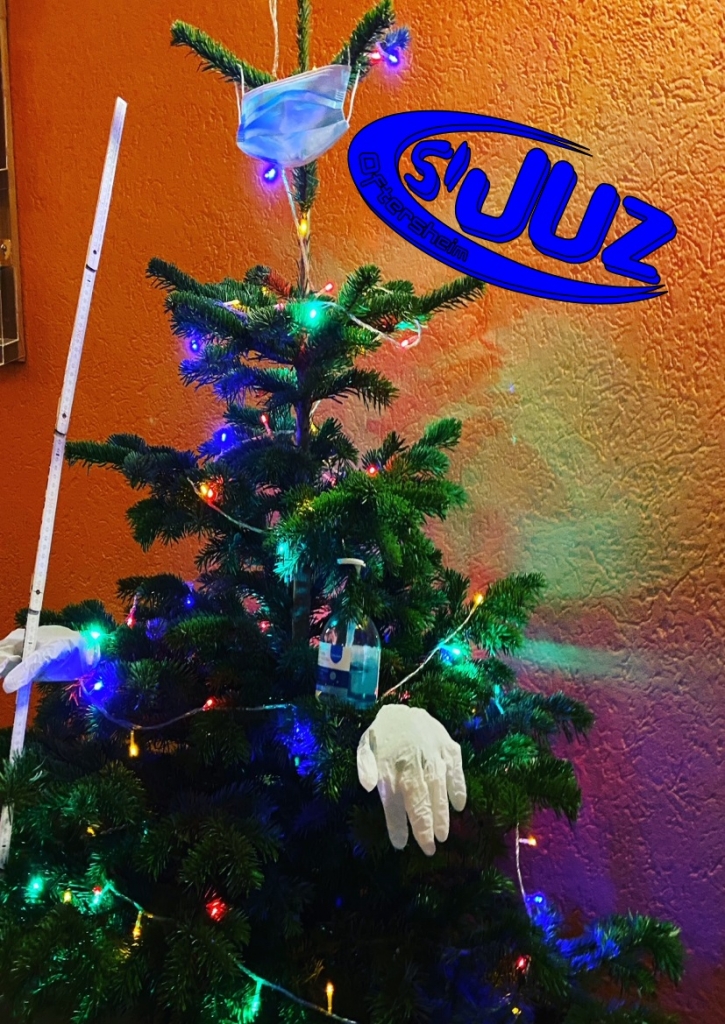 JUZ Tannenbaum mit Schutzmasken und Handschuhen geschmückt