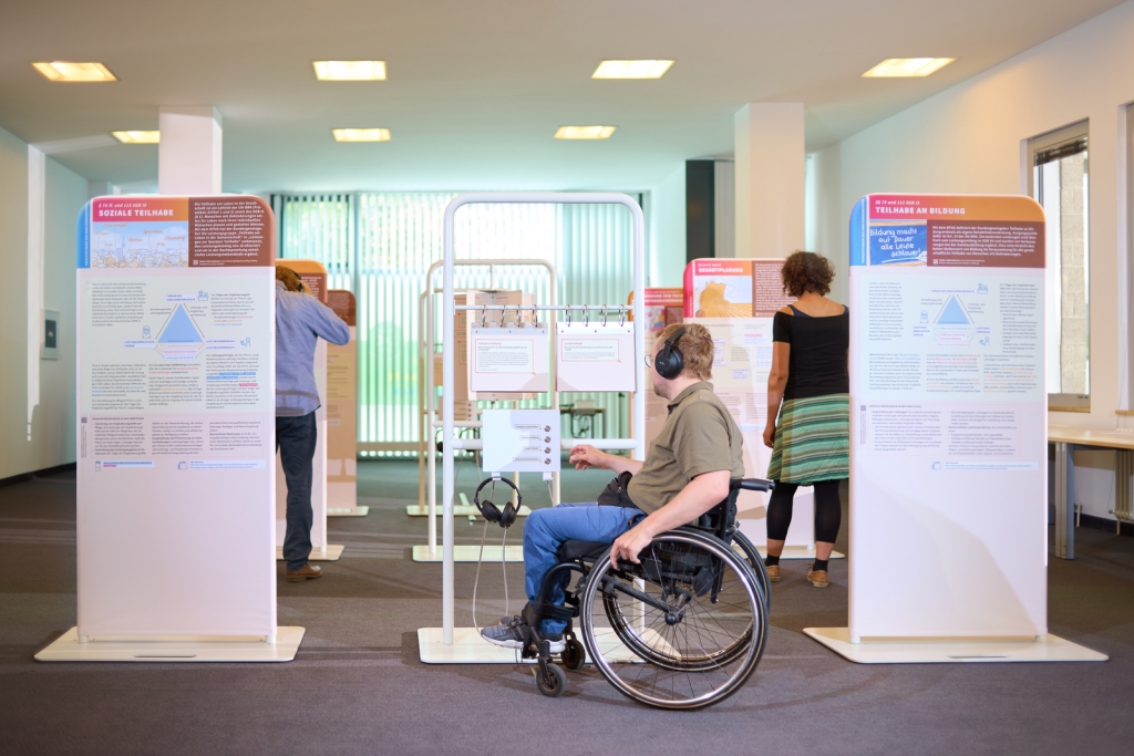 Bildunterschrift (Quelle: Chris Marxen): Das Bundesteilhabegesetz zum Anfassen und Anhören: BTHG-Ausstellung ist vom 28. Oktober 2022 bis 9. November 2022 im Foyer des Landratsamts Rhein-Neckar-Kreis in Heidelberg während der Öffnungszeiten zu sehen.